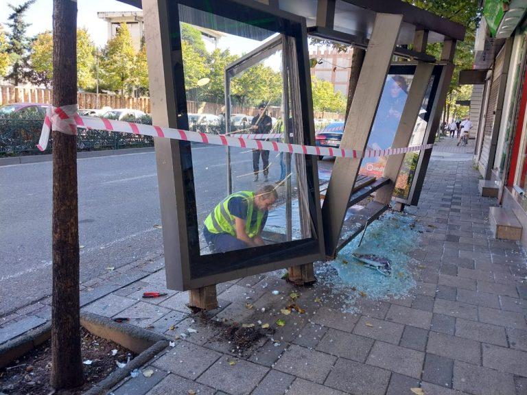 VIDEO/ Autobusi i Unazës përplaset me stacionin në Tiranë, rezikohet jeta e qytetarëve