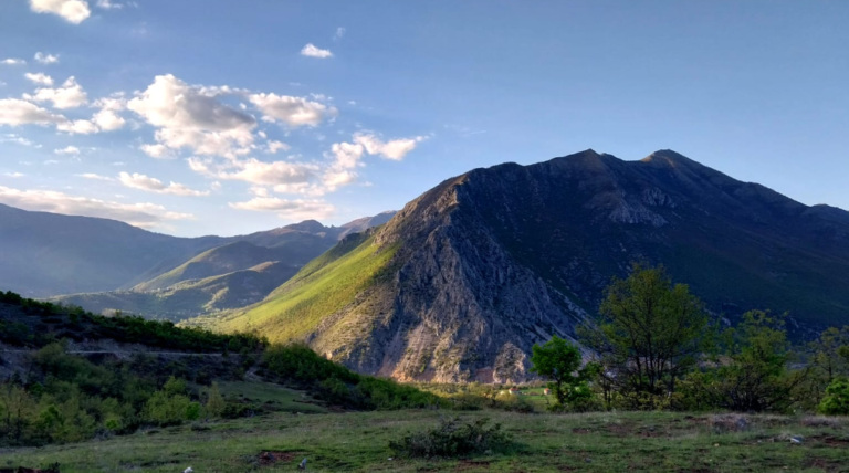 Kthjellime dhe vranësira të lehta gjatë pasdites, si do të ndryshojnë temperaturat sot