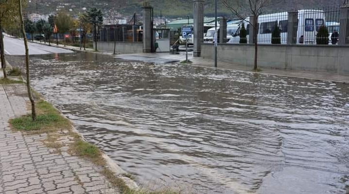 Bulqizë/ Rreshjet e shiut bllokojnë rrugë midis dy qyteteve