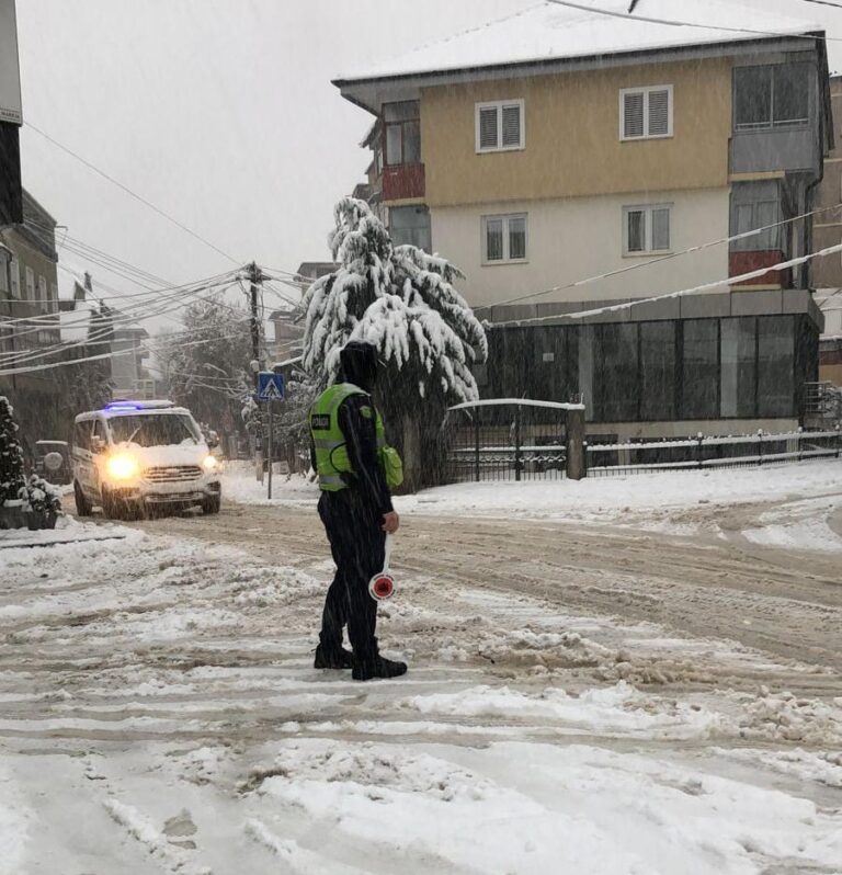 Bllokohen disa akse rrugore nga rreshjet e dëborës