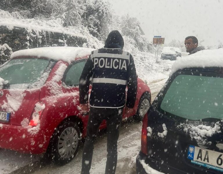 Dibër/ Bllokohet bypass-Qafë Murrizë, kalohen me zinxhirë vetëm akset rrugore Peshkopi-Bulqizë, Bulqizë-Klos; Peshkopi-Kukës