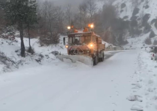 Problemet me reshjet e shiut dhe borës, apeli i ARRSH: Shoferët të pajisjen me zinxhirë dhe goma dimërore