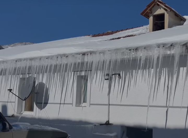 Dëborë dhe akull, moti i acartë “mbërthen” qarkun e Dibrës, katër fshatra të izoluar